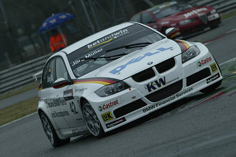 Jorg Müller viste at de nye BMW E90 modeller med fire cylindret motor kan være med helt oppe foran - han satte den hurtigste tid!
